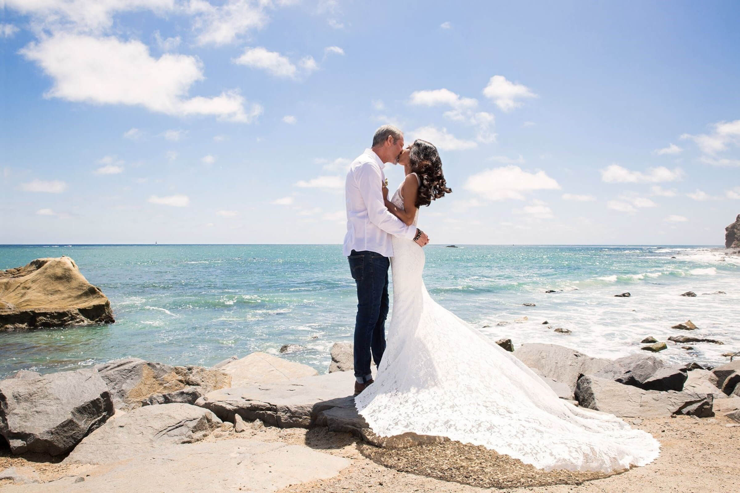 couple-kissing-beach